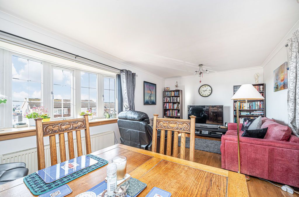 Property photo 3 of 28 Lounge