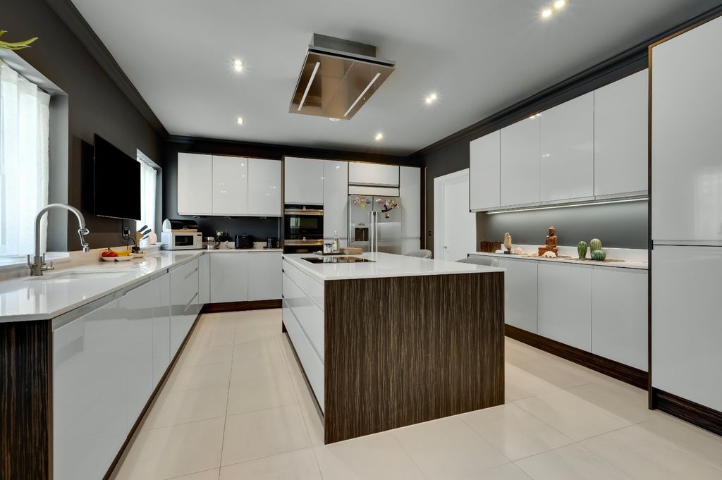 Property photo 3 of 18 Kitchen