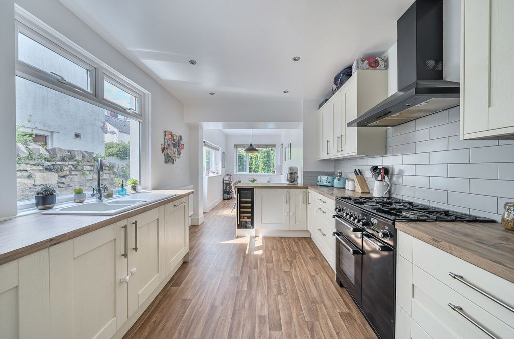 Property photo 3 of 14 1317721-18-686557...