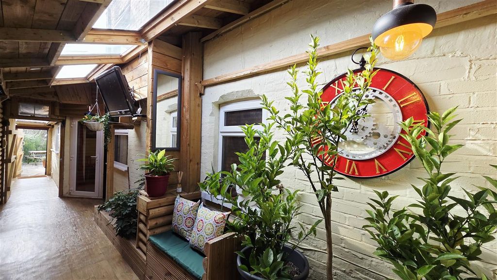 Property photo 2 of 27 Bar/Entertaining Space