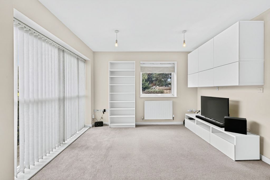 Property photo 3 of 14 Lounge