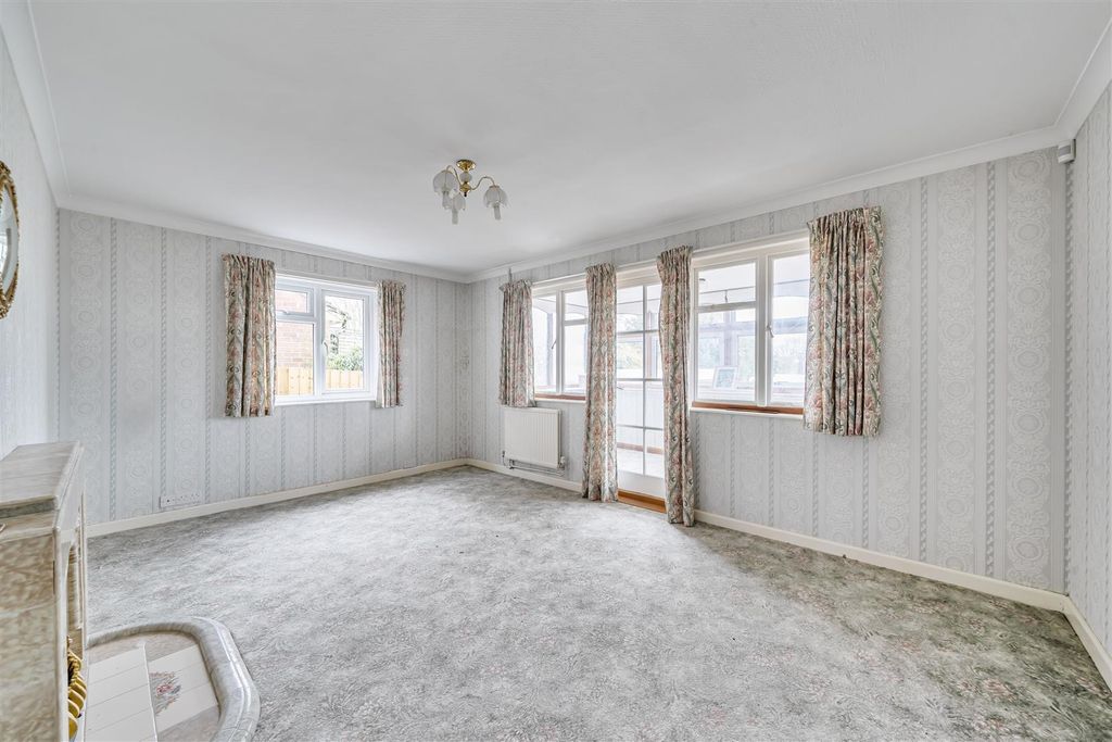 Property photo 2 of 17 Sitting Room