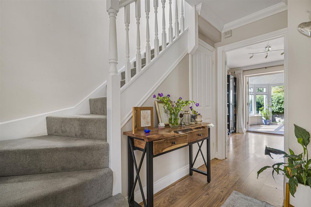 Property photo 2 of 21 Entrance Hall