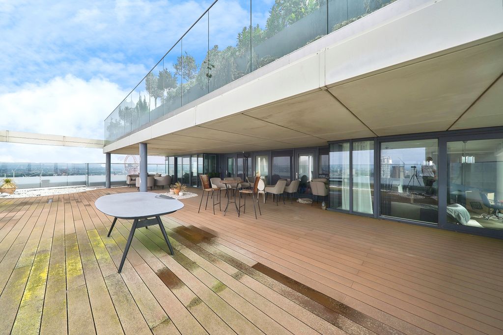 Property photo 2 of 20 Terrace