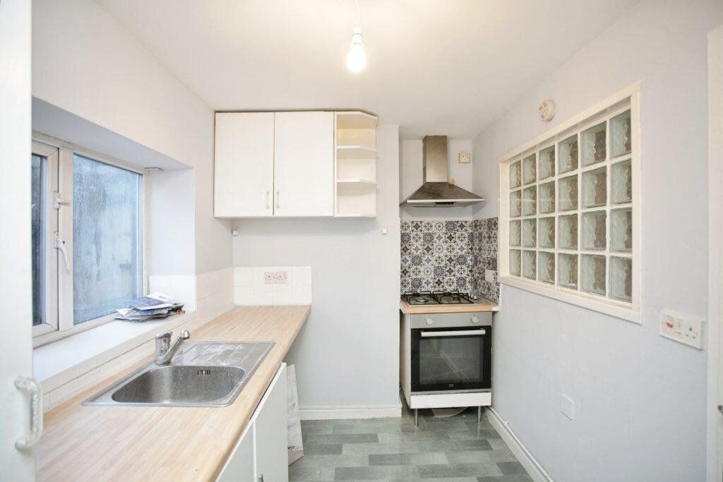 Property photo 3 of 19 Kitchen