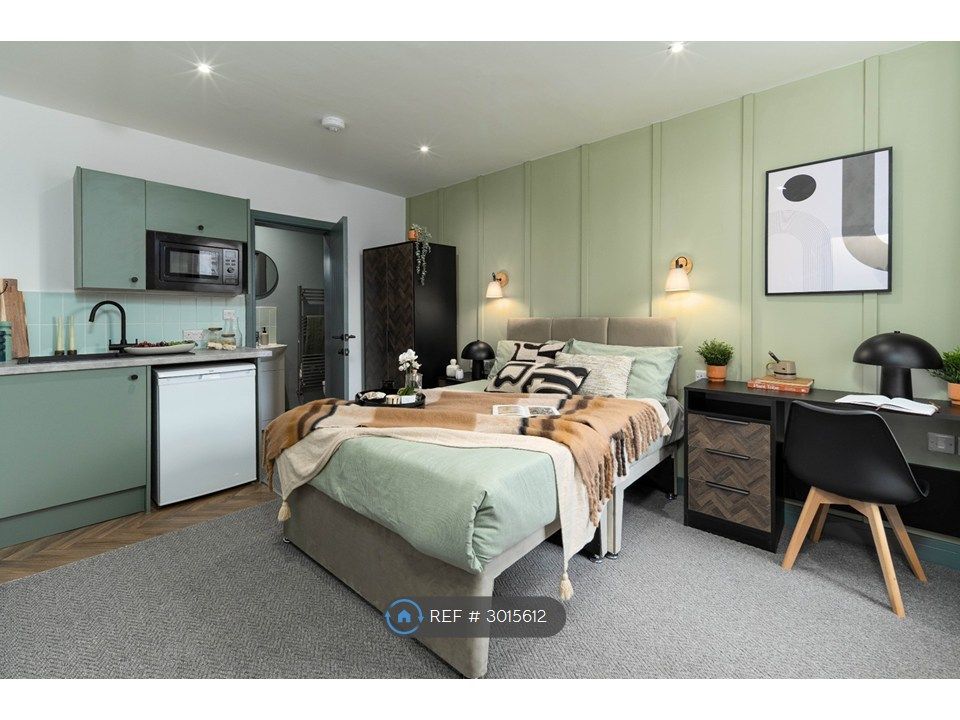 Property photo 1 of 17 Room 4