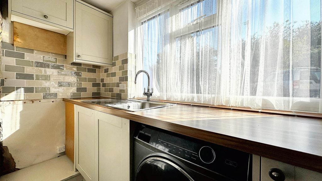 Property photo 3 of 15 8ce32303-Cecf-46Dd-9256-738Bd40158F5.Jpeg