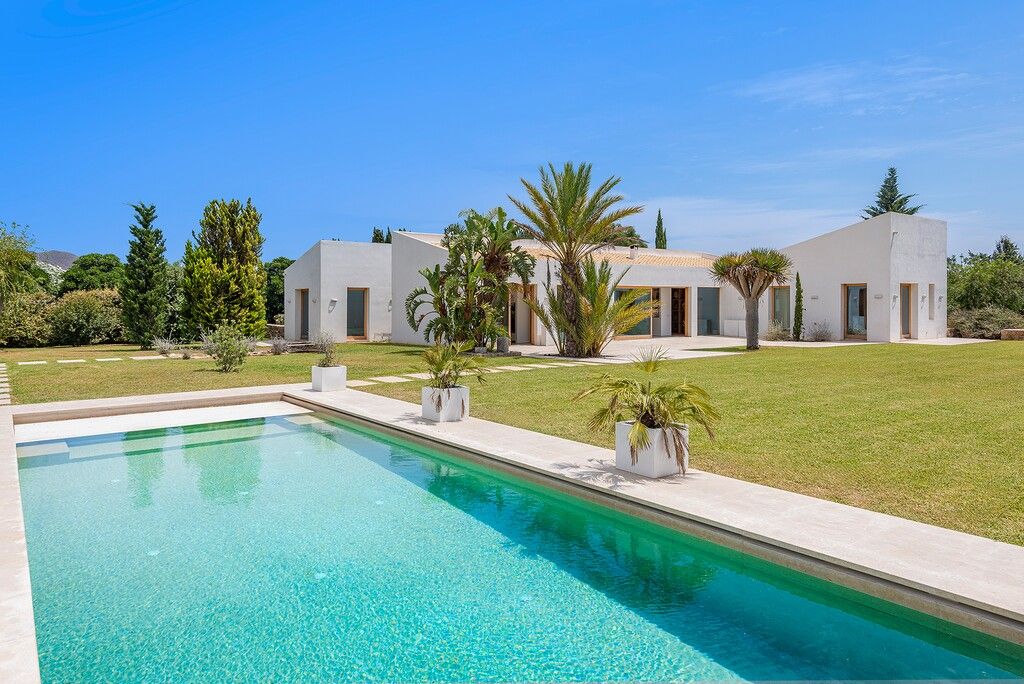 Property photo 1 of 20 Swimming Pool (1)