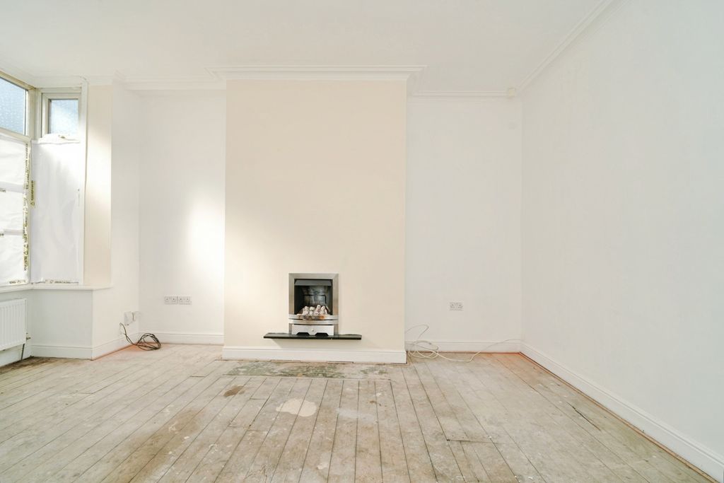 Property photo 3 of 17 Photo