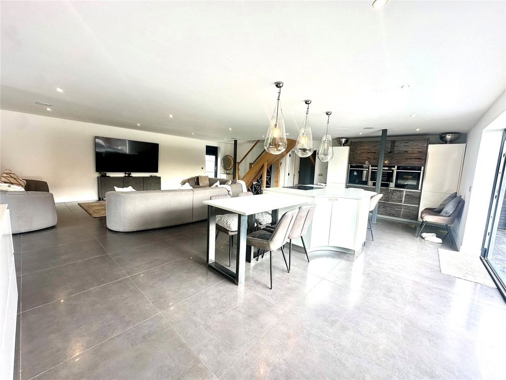 Property photo 1 of 19 Picture No. 12