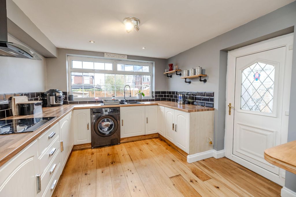 Property photo 3 of 31 Kitchen