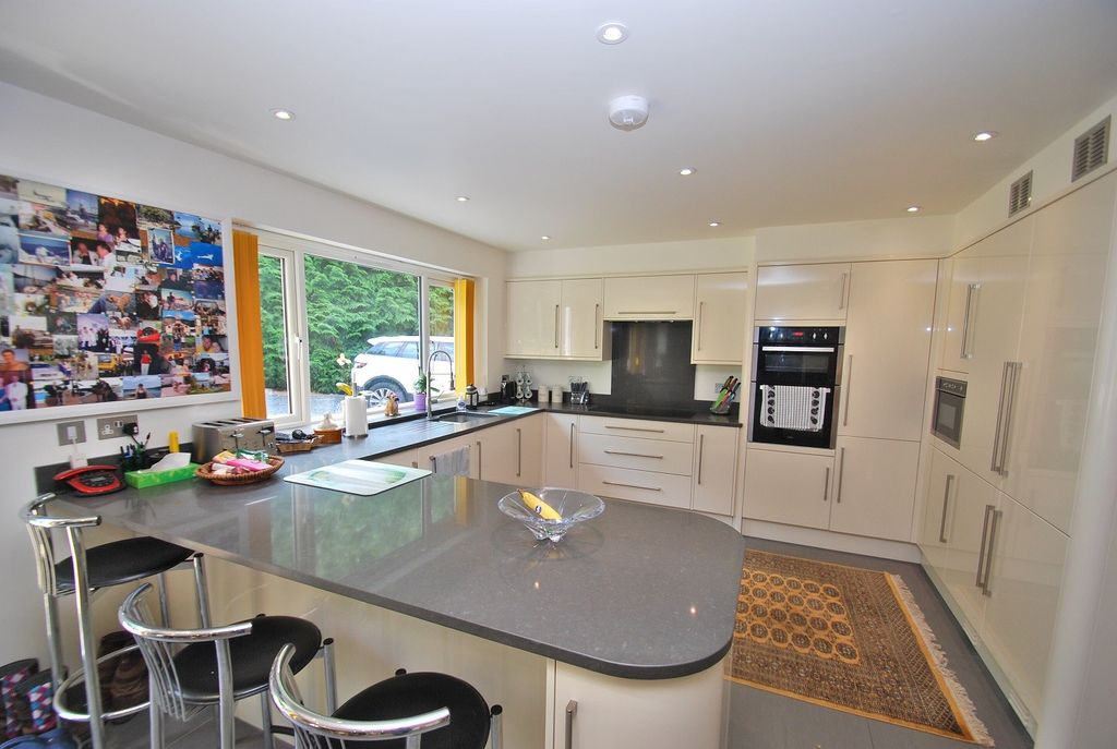 Property photo 2 of 10 Kitchen