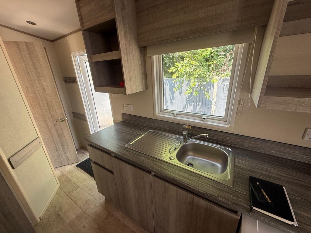 Property photo 3 of 10 Kitchen2