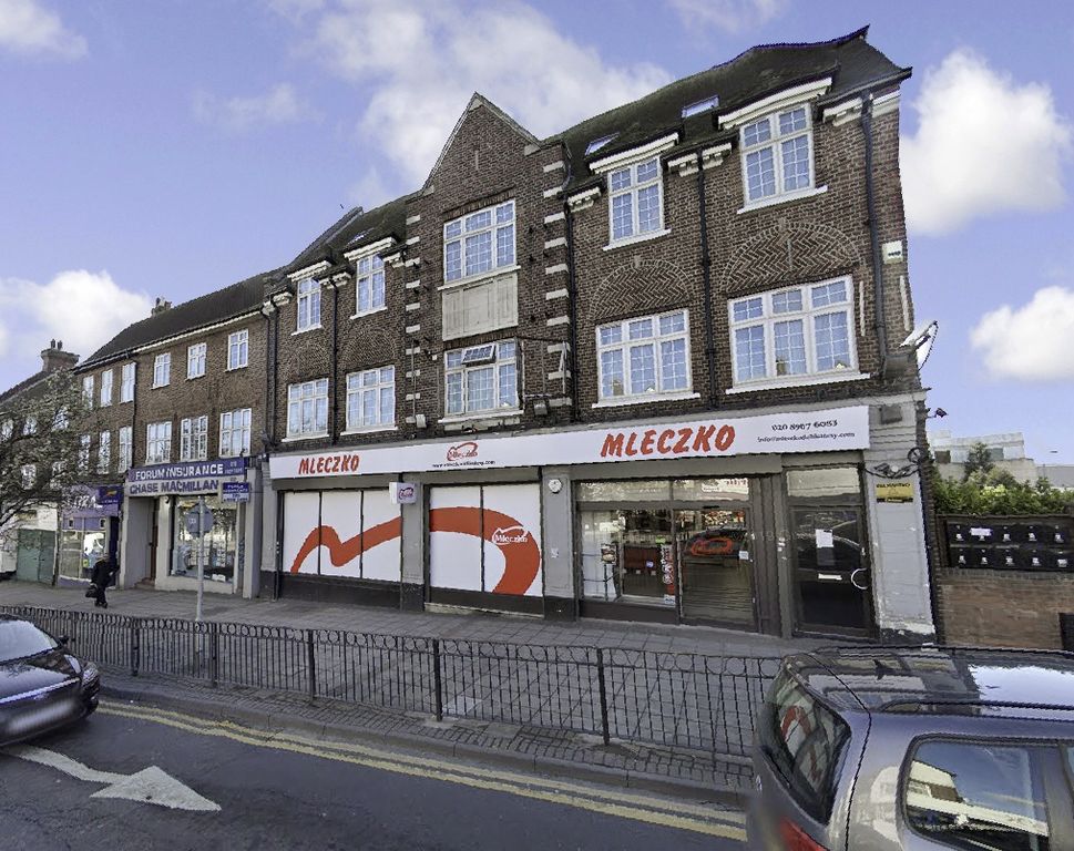 Property photo 1 of 18 Three Double Bedroom 1st Floor Flat To Rent