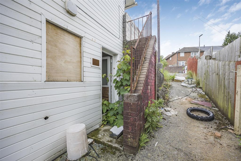 Property photo 2 of 6 Side Access