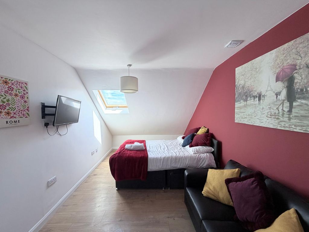 Property photo 3 of 8 Gallery