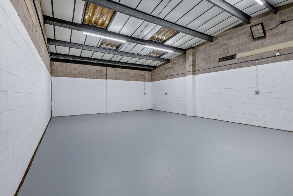 Property photo 3 of 17 8670744-Interior01-800