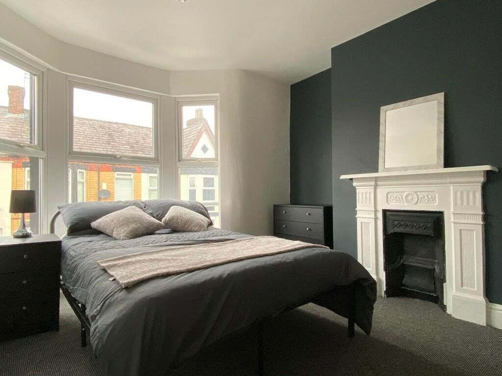 Property photo 2 of 7 A Spacious And Inviting Large Double Bedroom Featu...