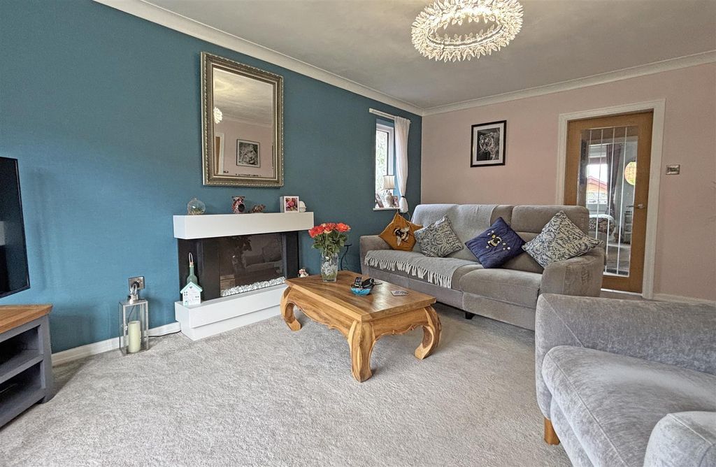 Property photo 3 of 23 Lounge V2.Jpg