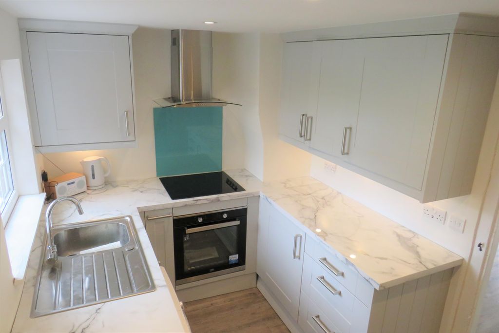 Property photo 3 of 9 Kitchen