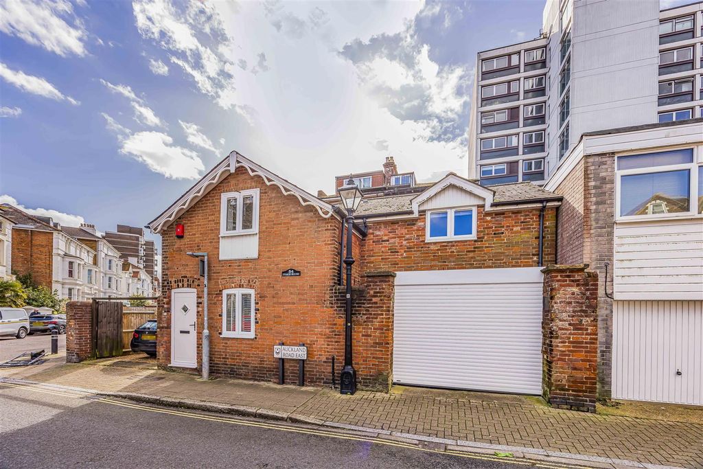 Property photo 1 of 22 54 Auckland Road East, Southsea-Small-Porticomarke