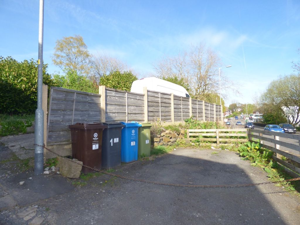 Property photo 3 of 9 Parking