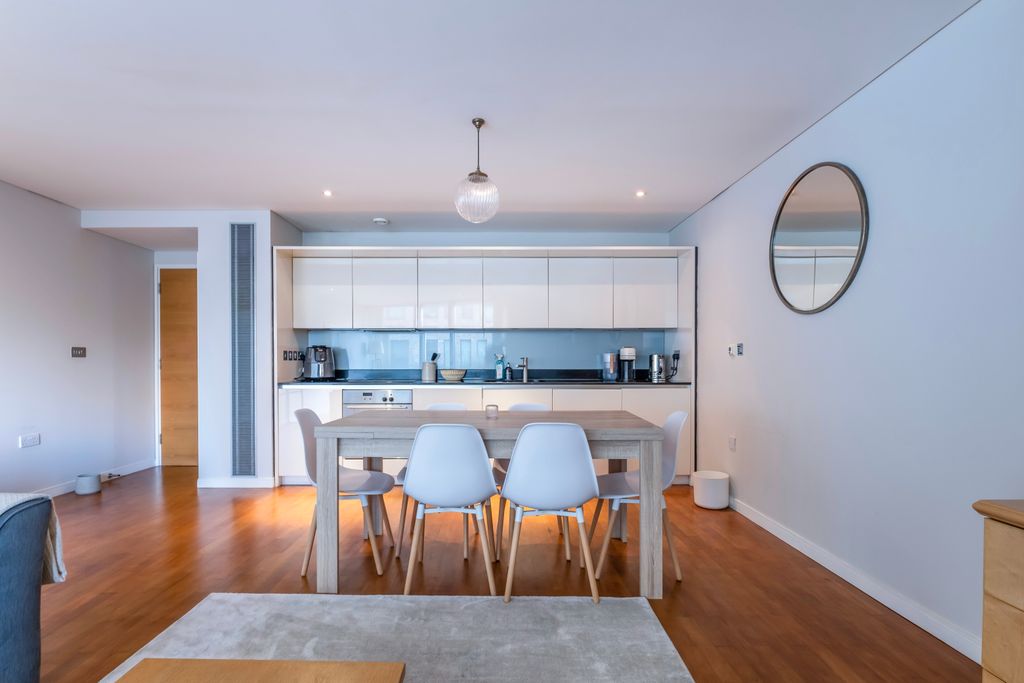 Property photo 2 of 9 Modern Open Plan Kitchen
