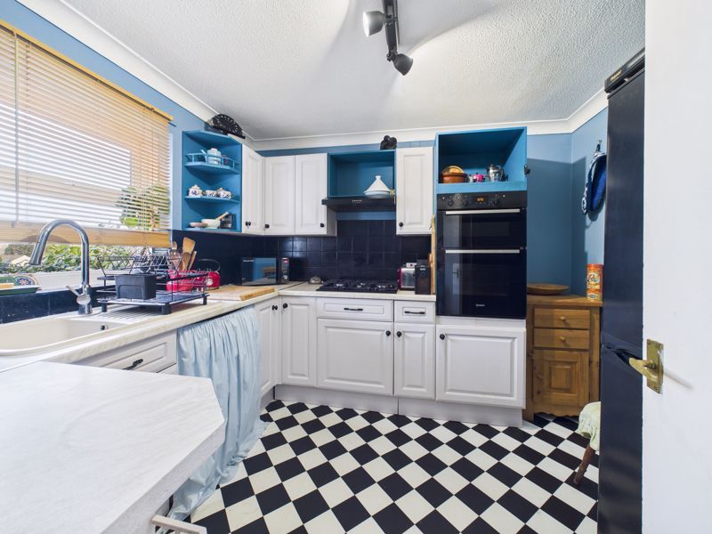 Property photo 3 of 18 Kitchen