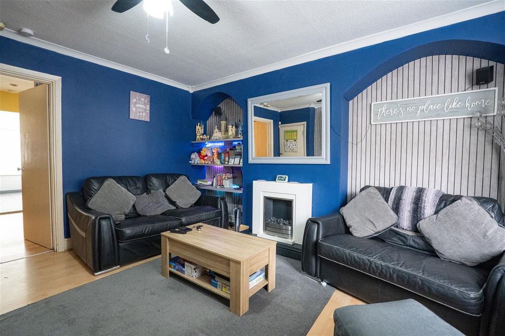 Property photo 3 of 18 Lounge