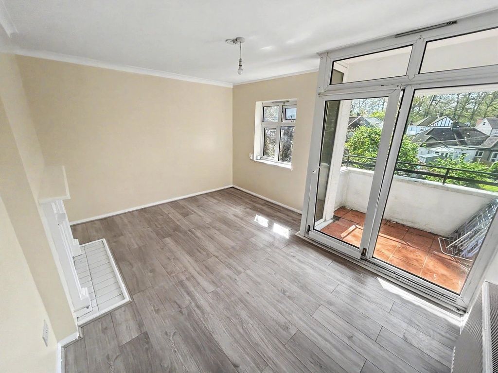 Property photo 2 of 8 Lounge