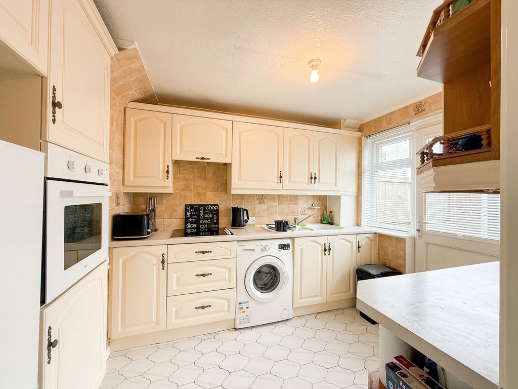 Property photo 2 of 11 Kitchen