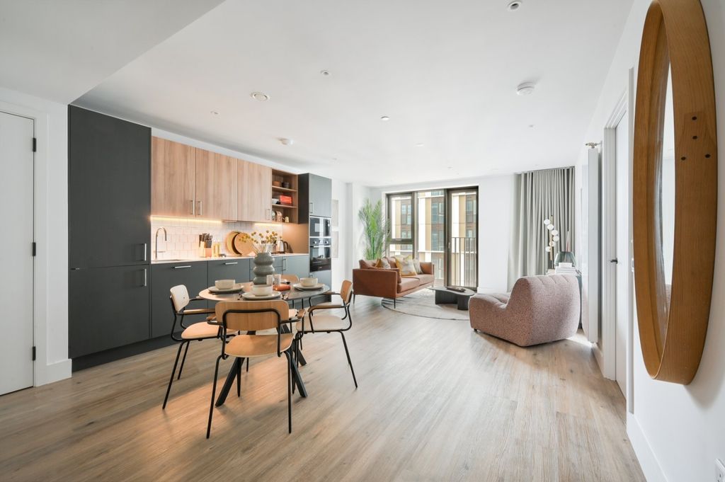 Property photo 2 of 23