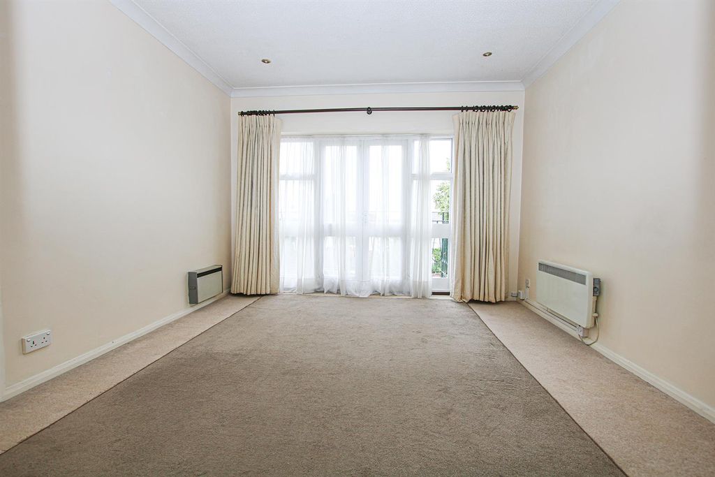 Property photo 3 of 8 Img_1303Lvg.Jpg