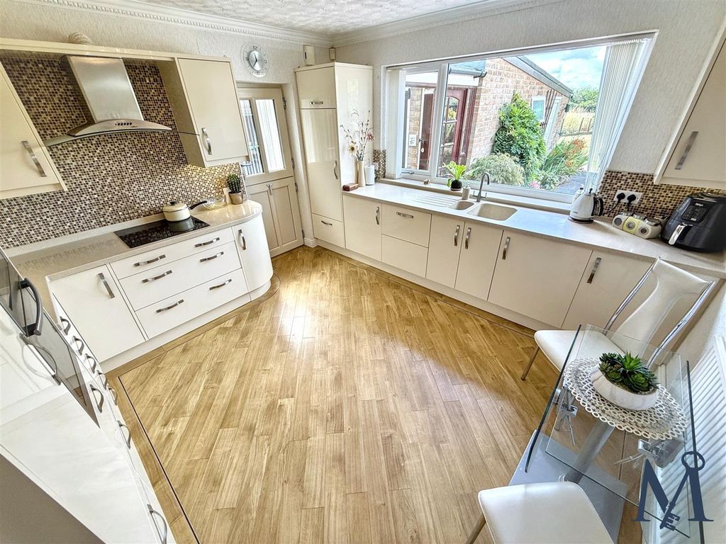 Property photo 2 of 22 Kitchen Breakfast Room