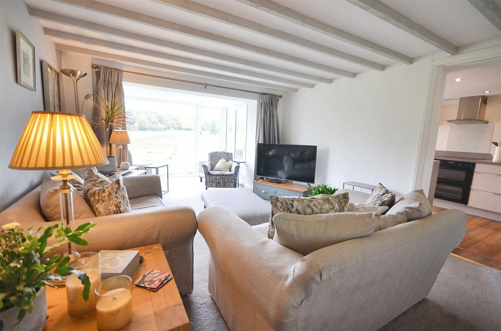 Property photo 2 of 21 Lounge