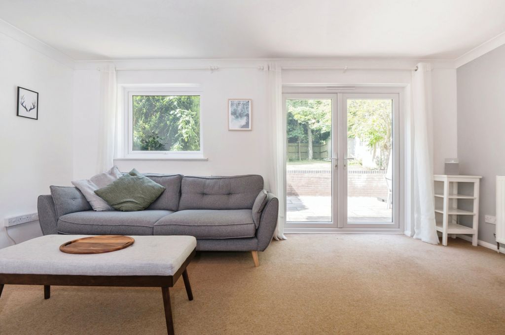 Property photo 1 of 14 Lounge