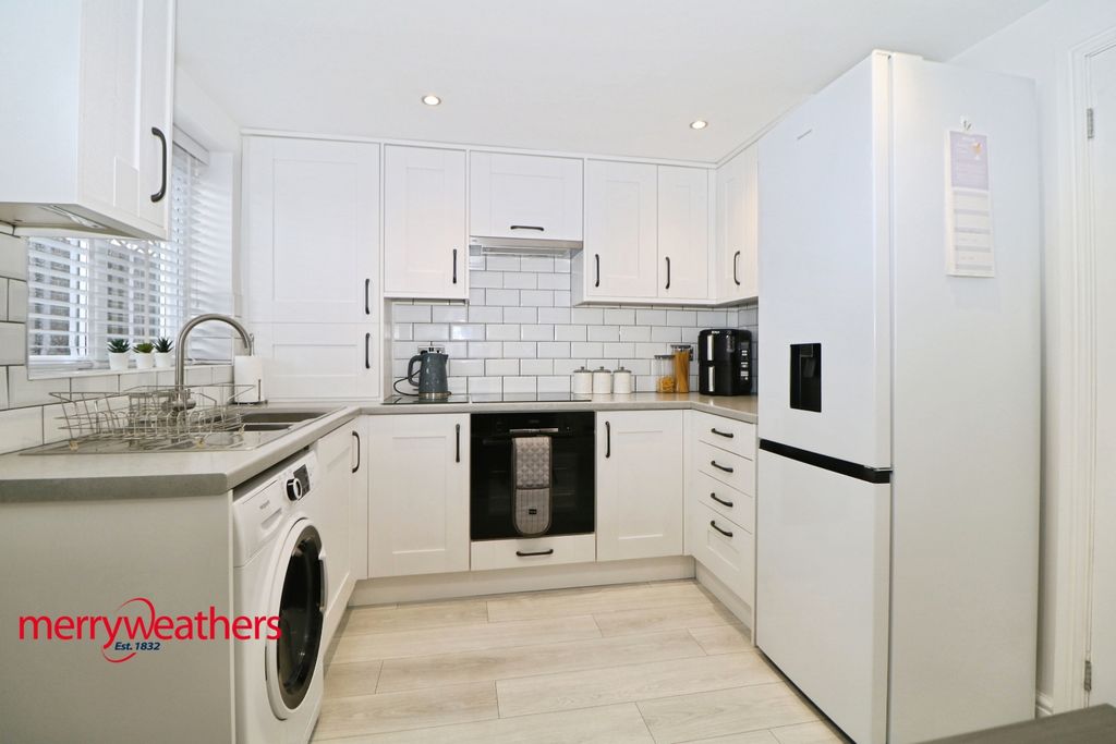 Property photo 2 of 11 Dining Kitchen
