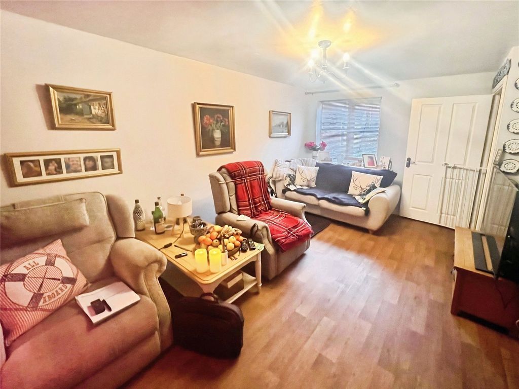 Property photo 3 of 13 Lounge