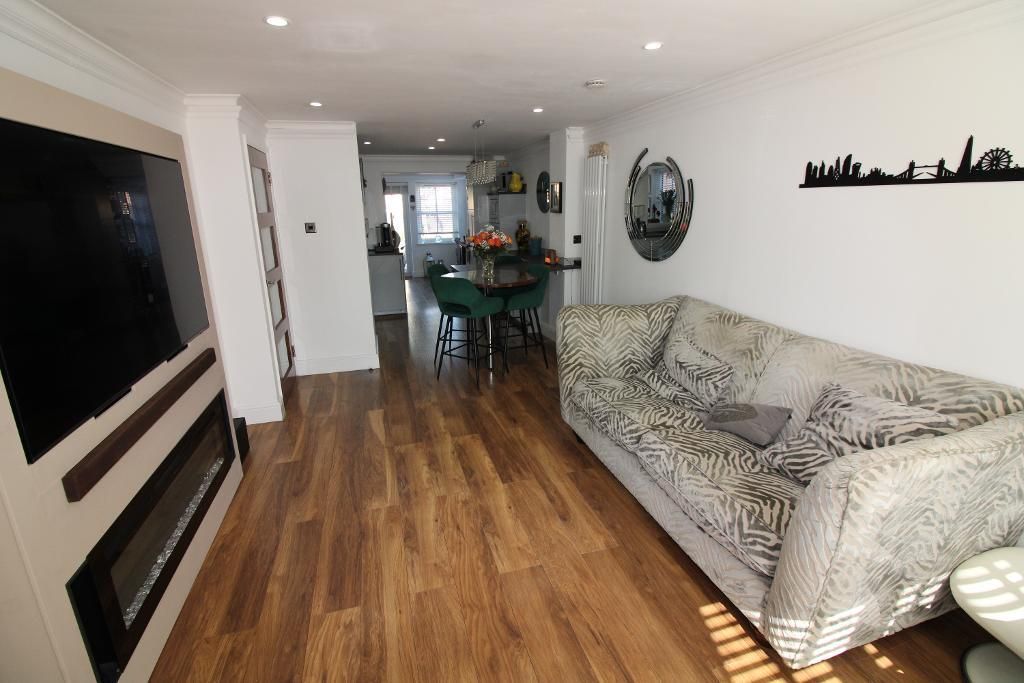 Property photo 3 of 13 Lounge