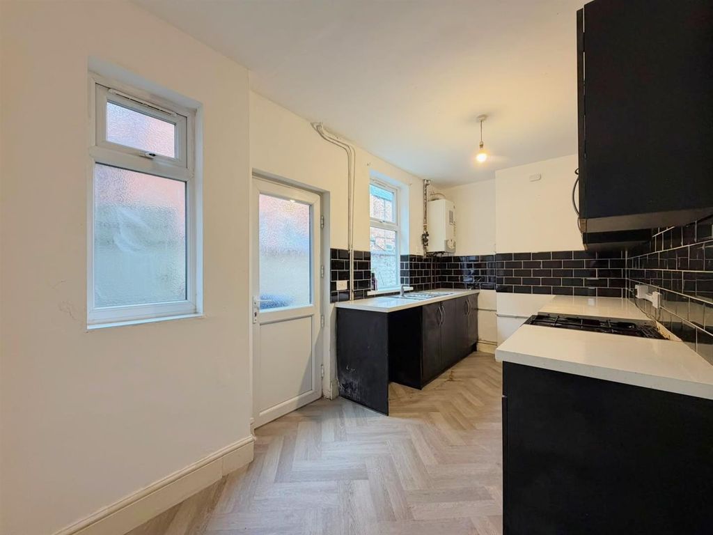 Property photo 2 of 10 Kitchen