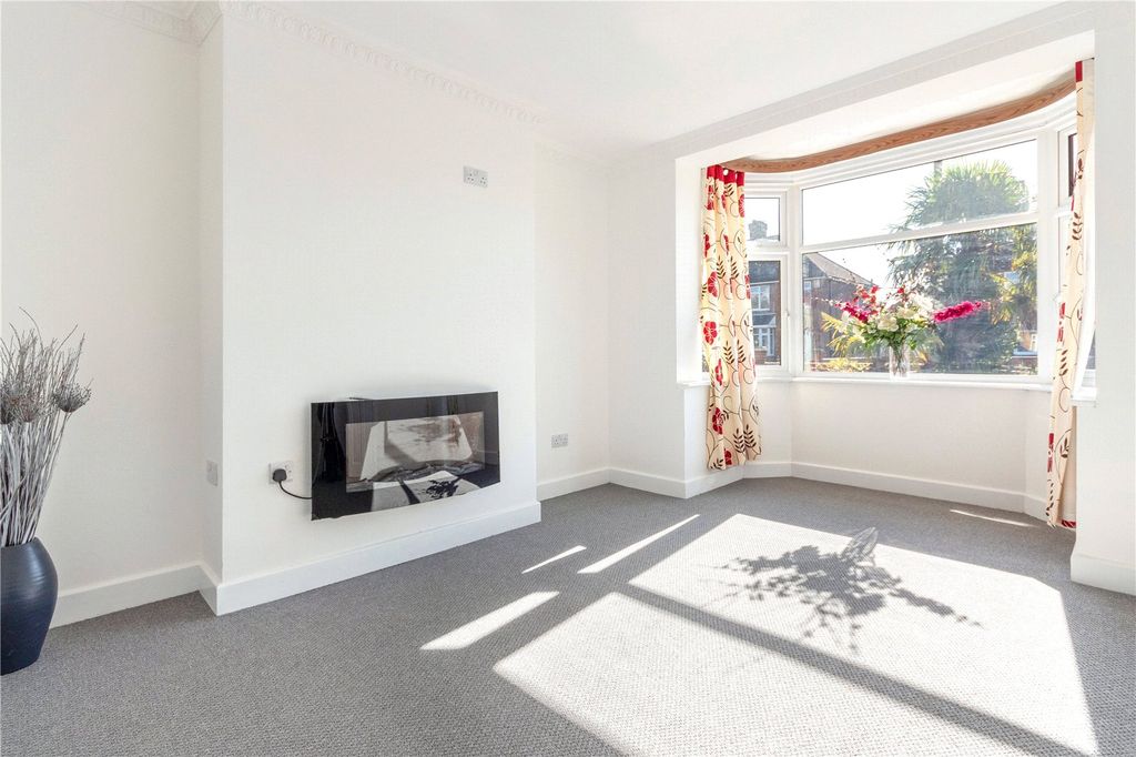 Property photo 2 of 17 Lounge