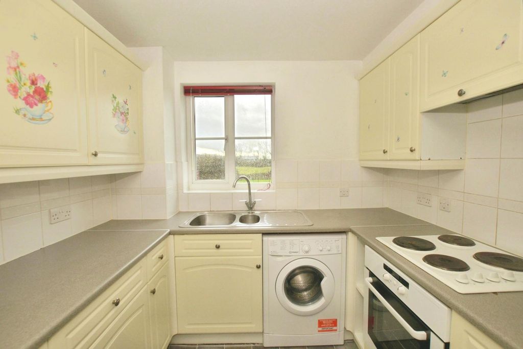 Property photo 2 of 9 Kitchen