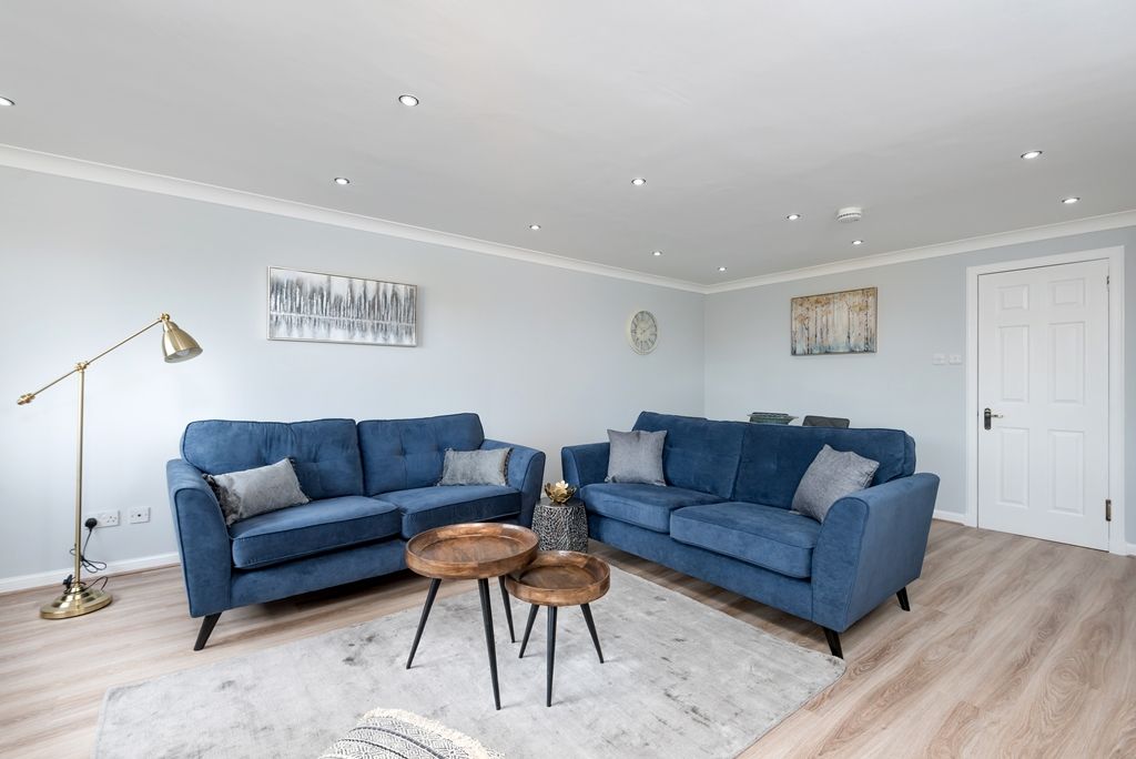 Property photo 3 of 17 Lounge