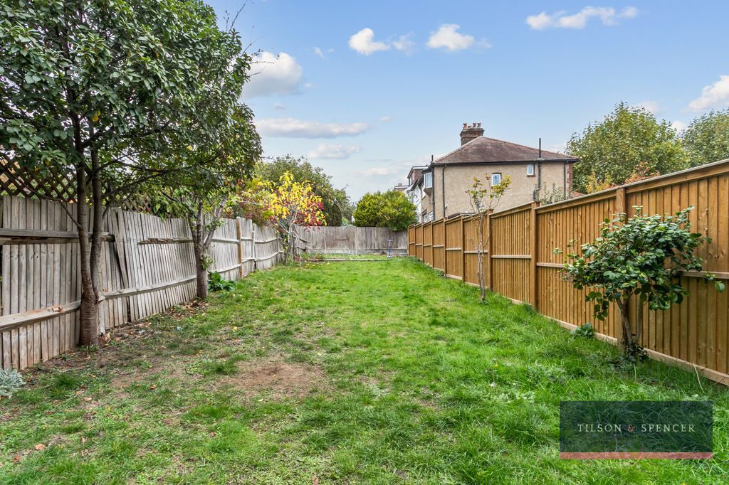 Property photo 3 of 18 101020255_Tils_29 Hawthorn Avenue _N13 4Ju_017_Wm