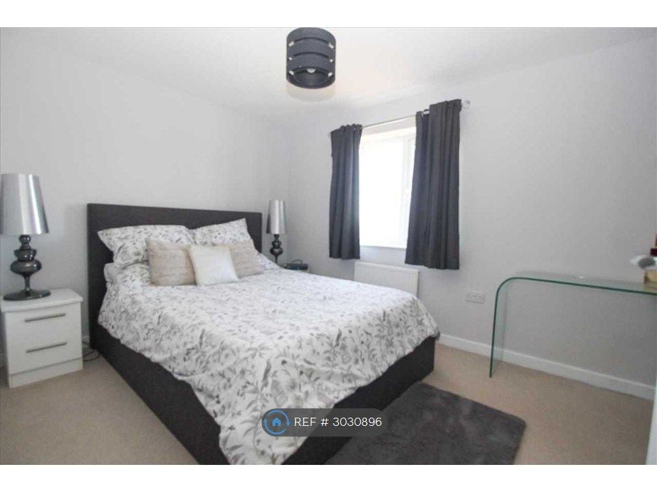 Property photo 3 of 11 Bedroom 2 - 4.22m x 2.77m