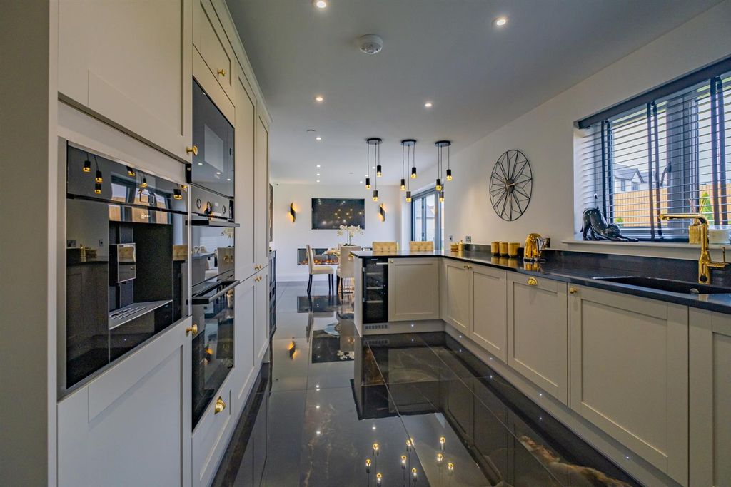 Property photo 2 of 30 Open Plan Kitchen/Dining Room