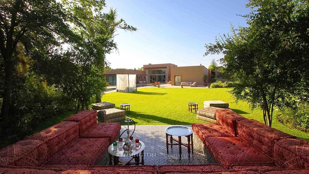 Property photo 2 of 34 Courtyard