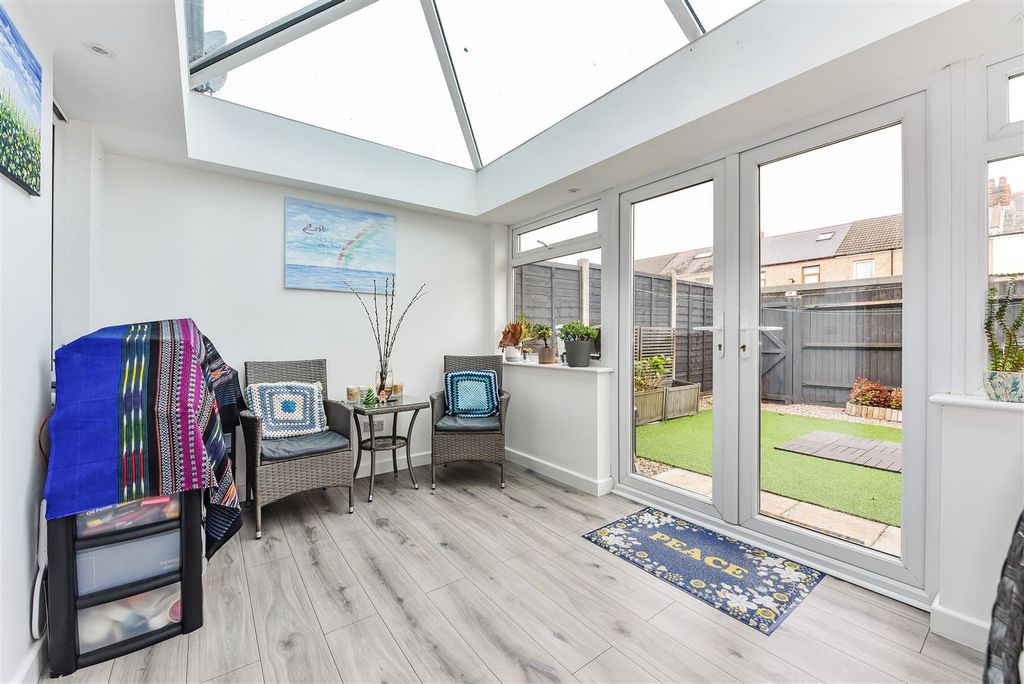 Property photo 2 of 19 Conservatory