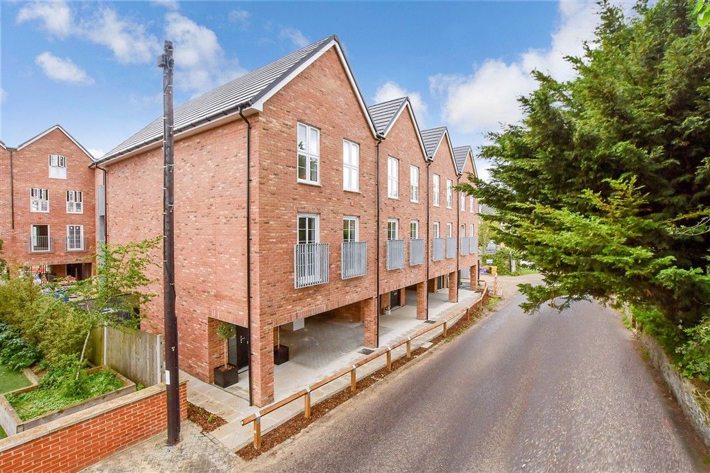 Property photo 3 of 12 Street Scene External