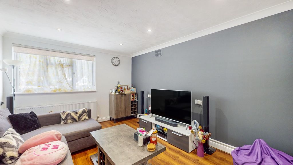Property photo 2 of 15 4394345